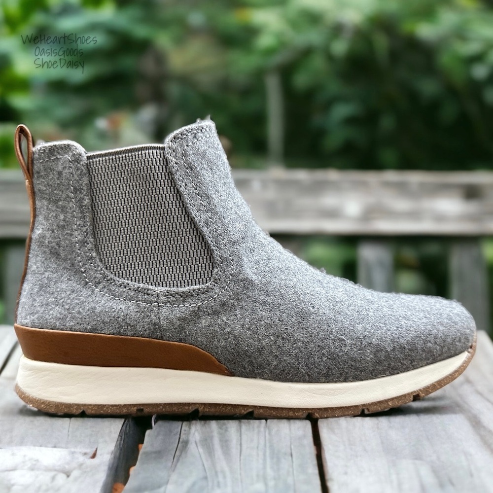 NIB BOC Born Kara Faux Wool Ankle Chelsea Boots Booties Grey Pull On - Picture 6 of 14